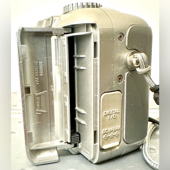 Nikon COOLPIX 4300 4.0MP Digital Camera Silver FOR PARTS - Picture 5 of 9